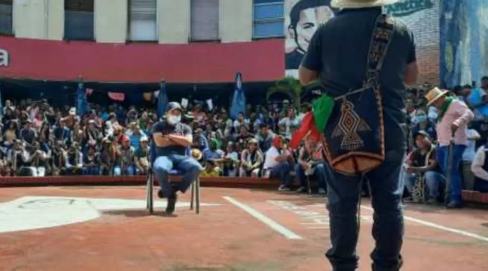 Indígenas retienen a supuesto infiltrado Indígenas retienen a supuesto infiltrado