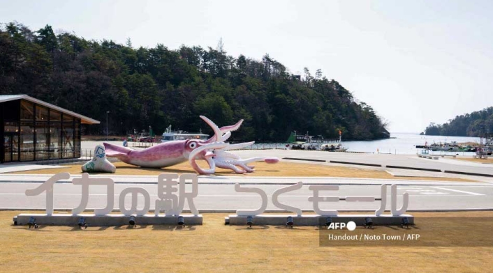 Japón - dinero del covid en estatua de calamar