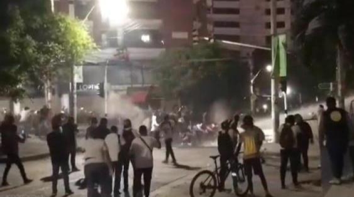 Enfrentamiento entre manifestantes y fuerza pública