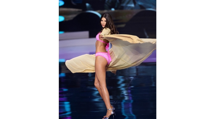 Laura Olascuaga en desfile en traje de baño en Miss Universo