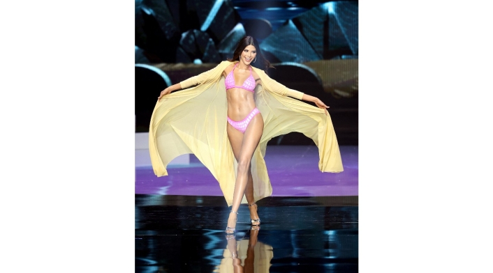 Laura Olascuaga en desfile en traje de baño en Miss Universo