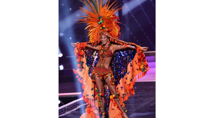 Desfile en traje típico de Laura Olascuaga en Miss Universo