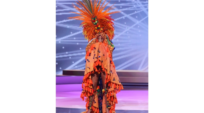 Desfile en traje típico de Laura Olascuaga en Miss Universo