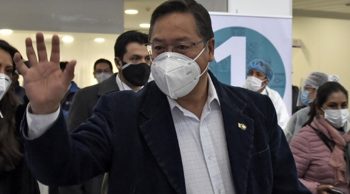 Luis Arce, presidente de Bolivia, llegando al punto de vacunación a ser vacunado contra covid-19.