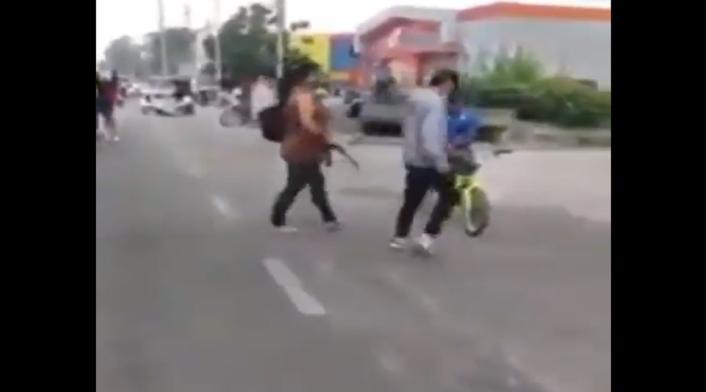 Madre saca a su hijo de protesta