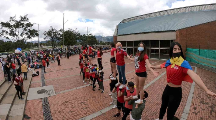Más de 200 porristas protestan por falta de inversión al deporte en Bogotá