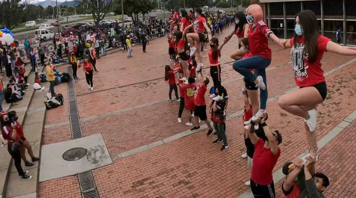 Más de 200 porristas protestan por falta de inversión al deporte en Bogotá