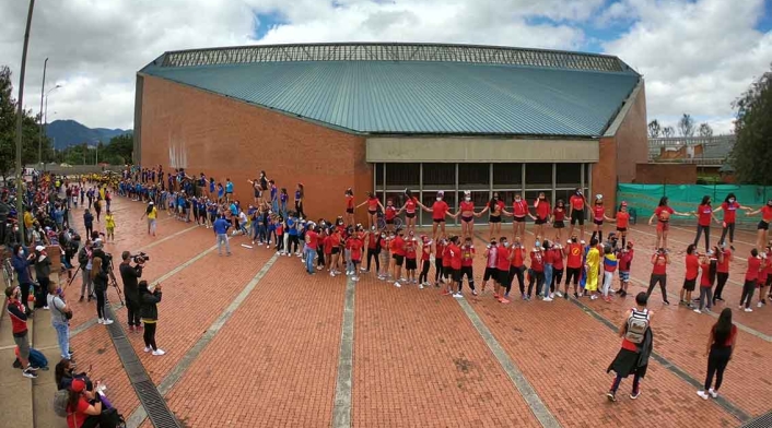 Más de 200 porristas protestan por falta de inversión al deporte en Bogotá