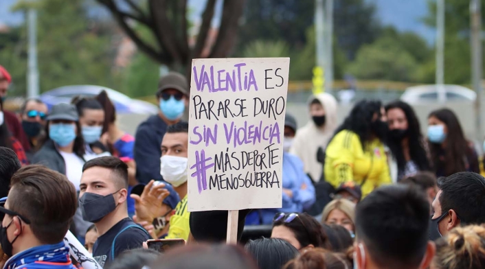 Más de 200 porristas protestan por falta de inversión al deporte en Bogotá