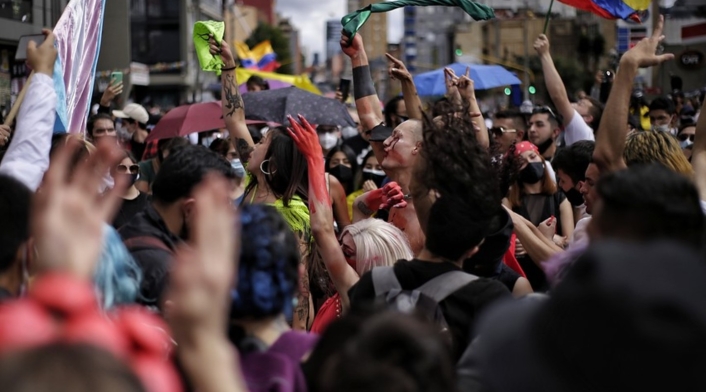 La decisión del Comité del Paro se daría en medio del récord de muertos por la covid-19 en Colombia. Protestas en Bogotá se concentraron en monumento de Los Héroes en Bogotá
