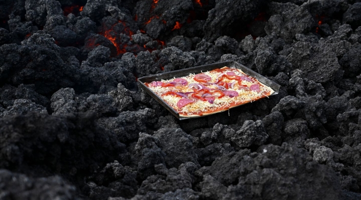 Pizza es cocinada al calor de un volcán en Guatemala