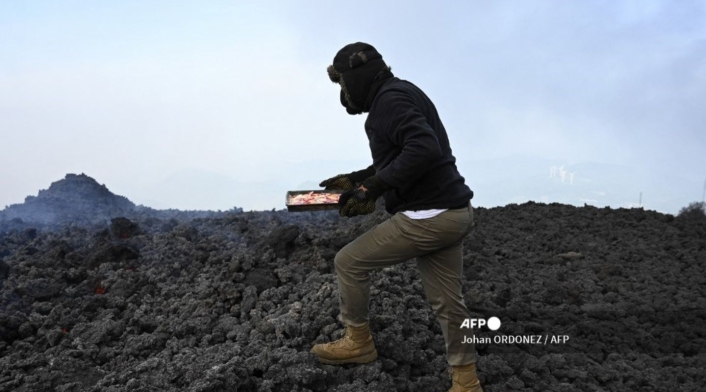 Pizza es cocinada al calor de un volcán en Guatemala