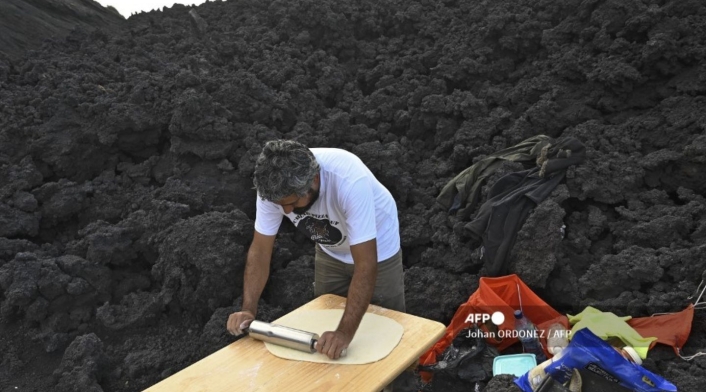 Pizza es cocinada al calor de un volcán en Guatemala