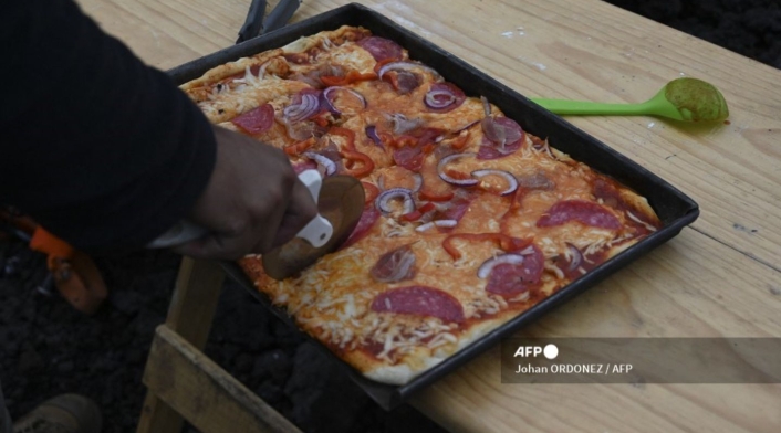 Pizza es cocinada al calor de un volcán en Guatemala