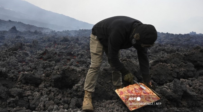 Pizza es cocinada al calor de un volcán en Guatemala