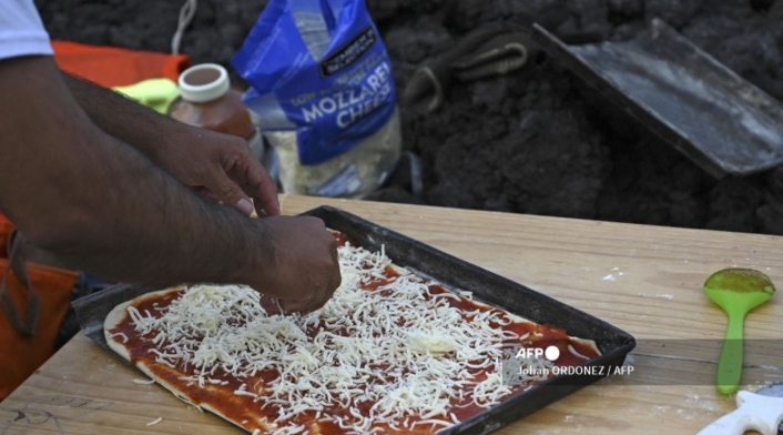 Pizza es cocinada al calor de un volcán en Guatemala