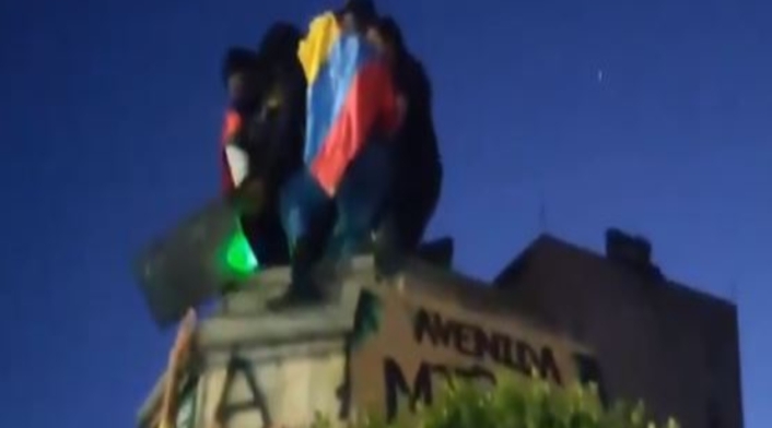 Ponen estatua de Dilan Cruz donde estaba la de Gonzalo Jiménez de Quesada