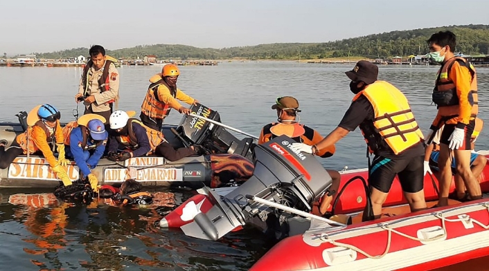Rescatistas buscan pasajeros de barco volcado en Java