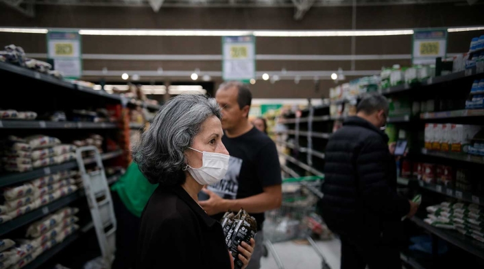 Personas comprando en un Supermercado