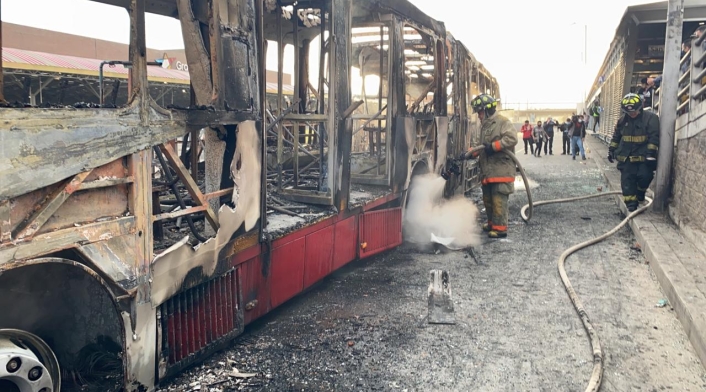 Bus de Transmilenio incinerado Bus de Transmilenio incinerado