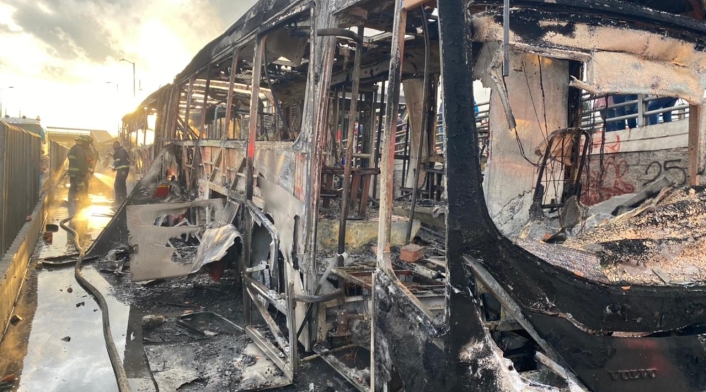 Bus de Transmilenio incinerado Bus de Transmilenio incinerado