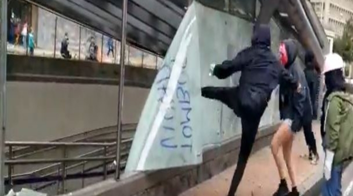 Vandalismo en la estación de Transmilenio del Museo Nacional