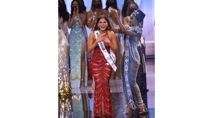 Andrea Meza cuando es coronada como Miss Universo 2020