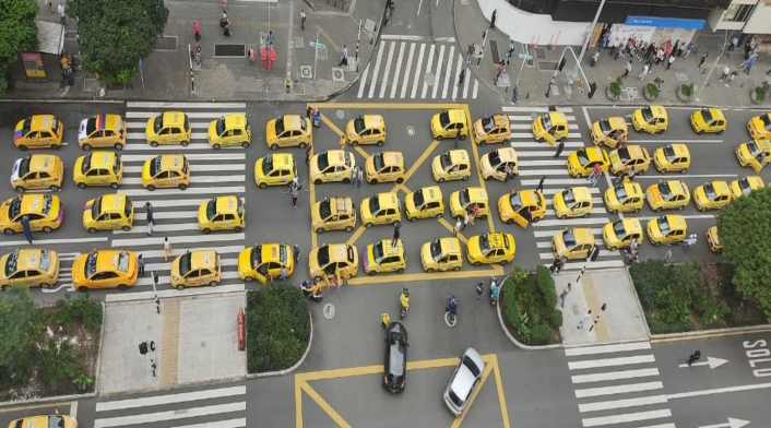 Caravana de taxistas en Medellín.