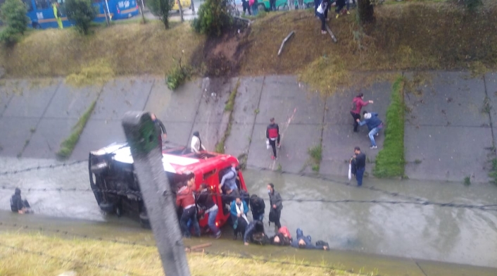 Buseta cae a caño