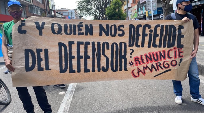 Pancarta de la protesta contra el defensor del Pueblo, Carlos Camargo.
