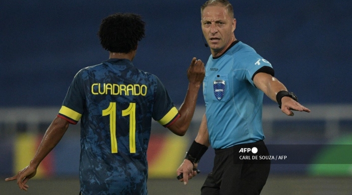 Juan Guillermo Cuadrado y Néstor Pitana