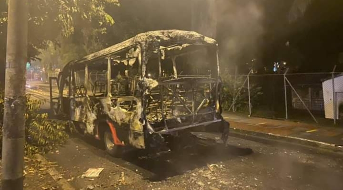 Buseta incinerada en Ibagué.