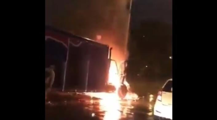 Camión de gaseosa incinerado