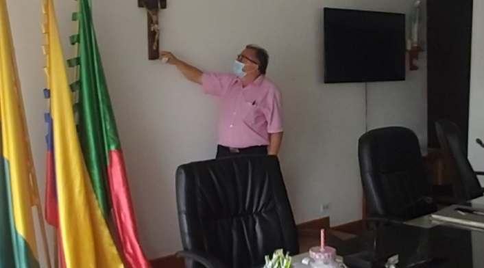 Ordenan retirar el crucifijo