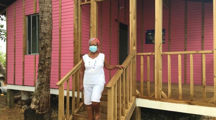 Beneficiaria de una de las casas que Postobón entregó en San Andrés