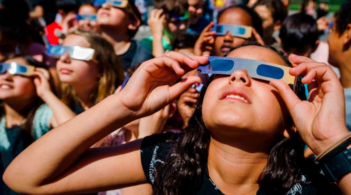 Personas viendo el eclipse anillo de fuego