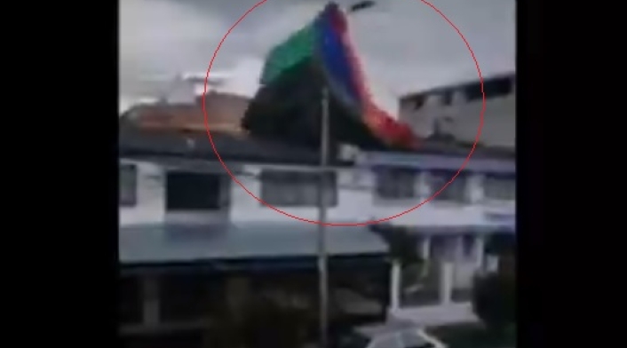 Inflable terminó sobre techo de casa