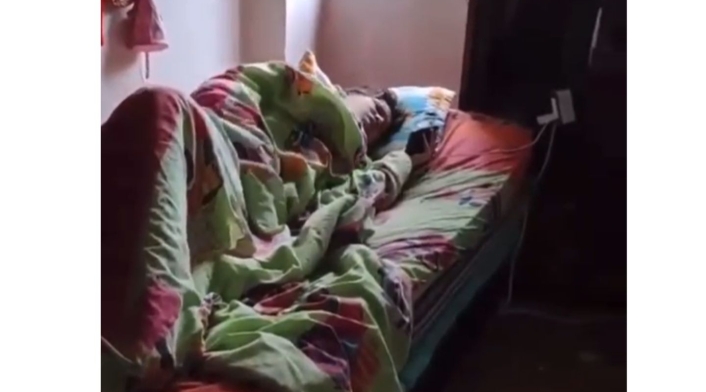 Joven durmiendo a las 10:00 de la mañana Joven durmiendo a las 10:00 de la mañana