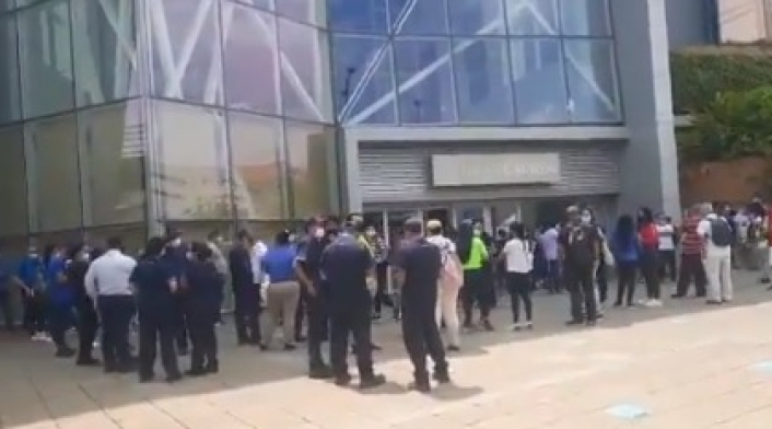 Grupo antiexplosivos busca paquete sospechoso en centro comercial de Bucaramanga