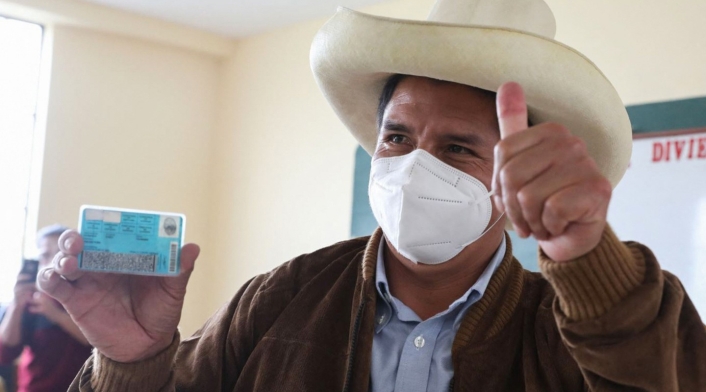 Pedro Castillo tras emitir su voto en las elecciones en Perú