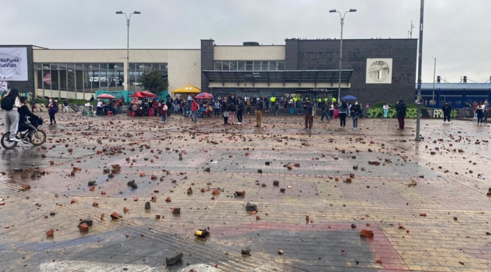 Portal Américas amaneció lleno de piedras tras hechos vandálicos el 9 de junio