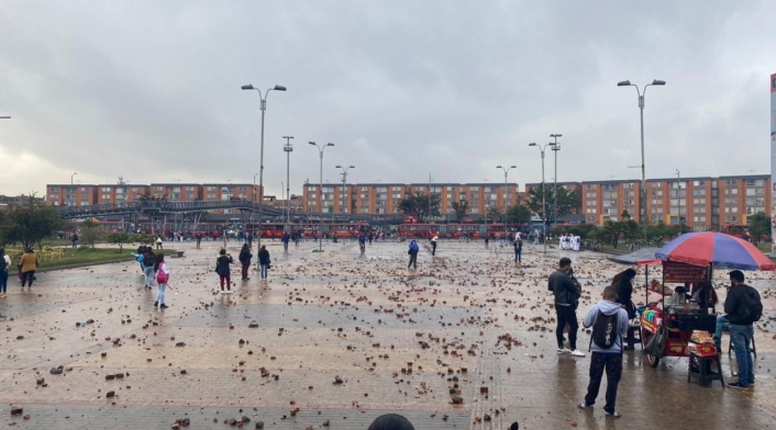 Portal Américas amaneció lleno de piedras tras hechos vandálicos el 9 de junio