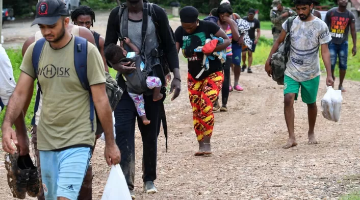 Migrantes pasan por la selva del Darién hacia Panamá