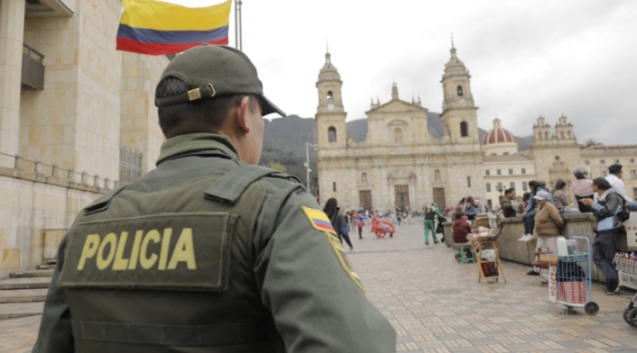 Un policía monta guardia en la plaza Bolívar de Bogotá.
