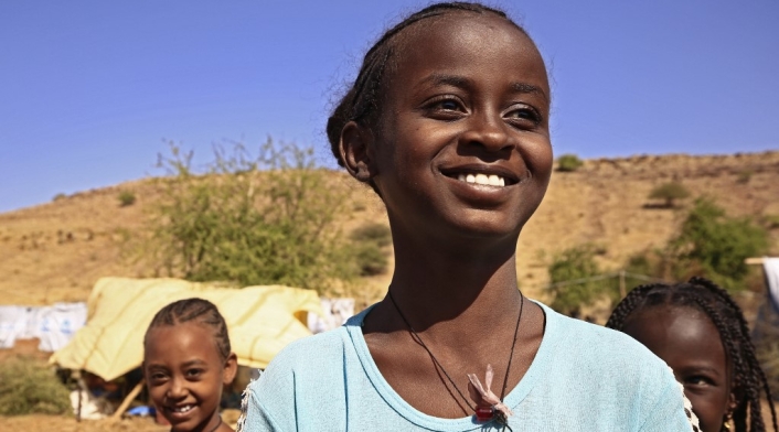 Niña afro sonriente