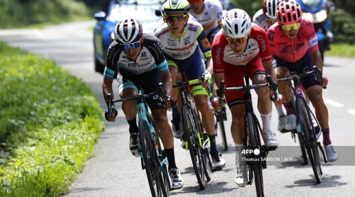 Esteban Chaves y Sergio Higuita en el Tour de Francia 2021