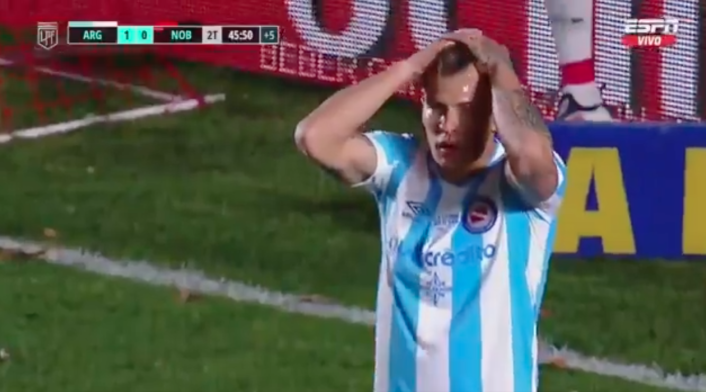 Reniero falló opción clara de gol