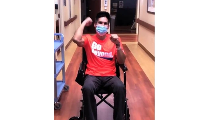 Chyno, en silla de ruedas tras quedar paralítico.