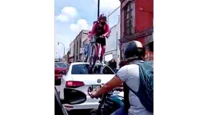 Ciclovía: mujer enfurece y pasa bicicleta sobre carro