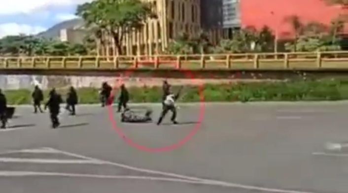 La mujer fue agredida con una patada por la espalda. La mujer fue agredida con una patada por la espalda.